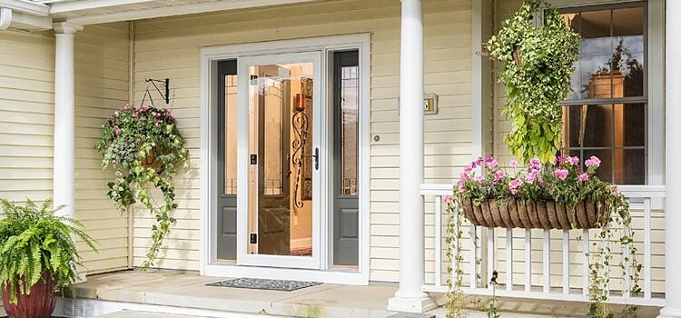 screen door installation in Niagara-on-the-Lake