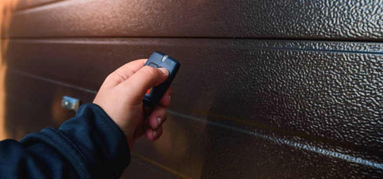 automatic door opener with remote control in Niagara-on-the-Lake