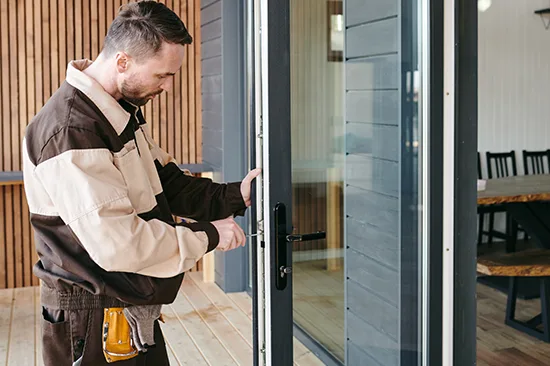Niagara-on-the-Lake-screen-door-repair